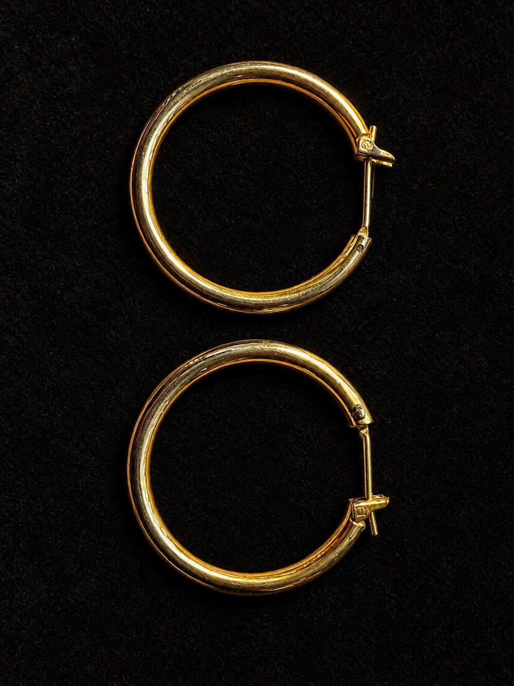 ⚜️ Gold-Tone Hoop Earrings | Classic Everyday | Latch-Back Pair 💗
